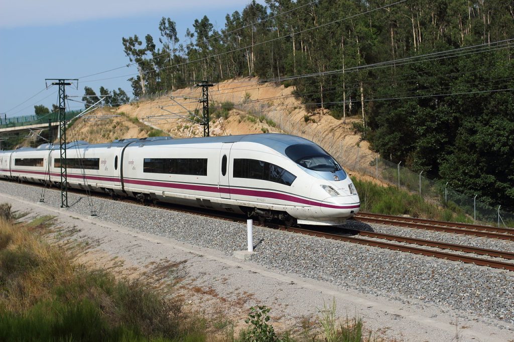 Espagne : Renfe s’estime pénalisée par une obligation de remboursement dès 15 minutes de retard 9 1280px Hochgeschwindigkeitszug Spanien Class 103 AVE Siemens Macanet Massanes