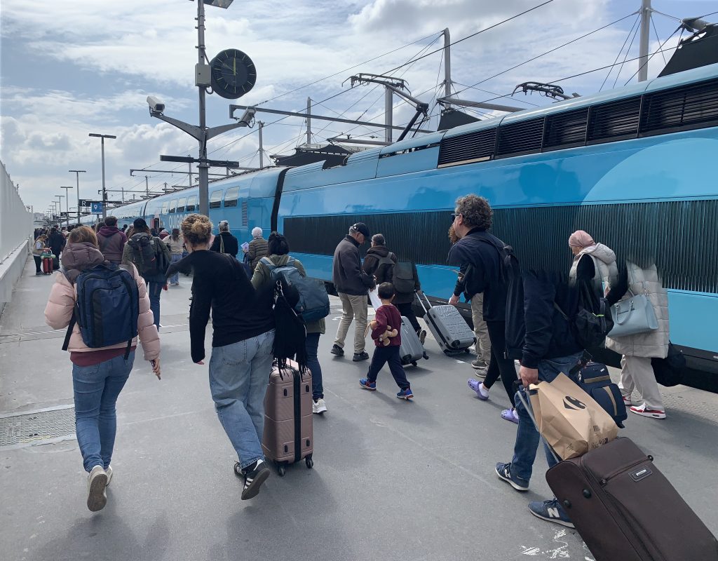 Voyageurs allant prendre un TGV Ouigo en gare de Paris Lyon