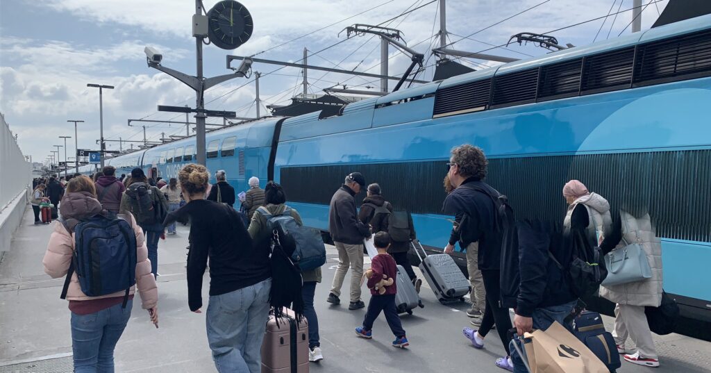 Voyageurs allant prendre un TGV Ouigo en gare de Paris Lyon