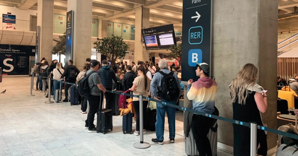 File d’attente auxguichets du RER B à
l’aéroport de Roissy
Charles-de-Gaulle