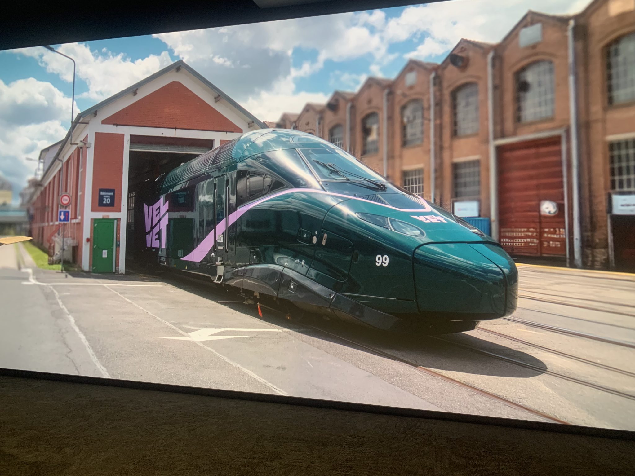 velvet-la-premi-re-compagnie-priv-e-concurrente-de-la-sncf-bien