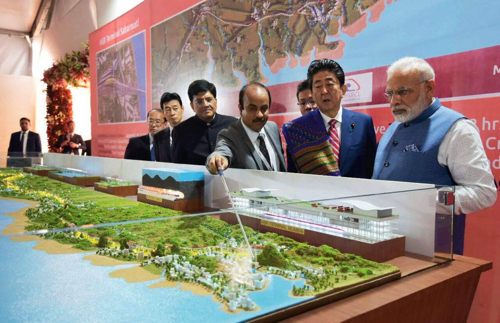 Les Premiers ministres de l’Inde et du Japon lors de la cérémonie d’inauguration du projet ferroviaire à grande vitesse Mumbai-Ahmedabad, à Ahmedabad.