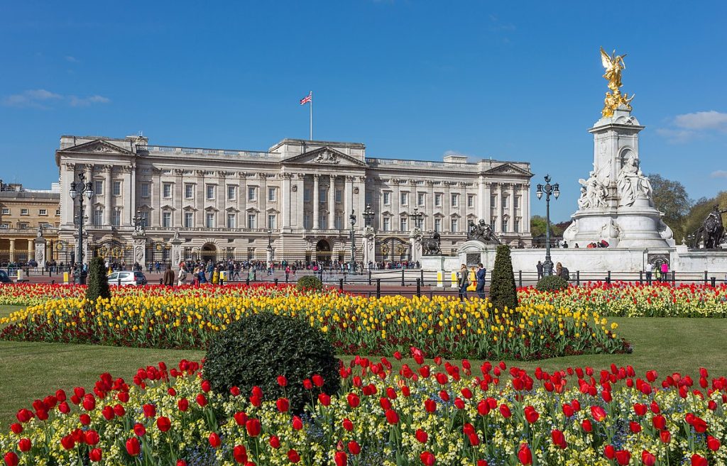 1200px Buckingham Palace from gardens London UK Diliff