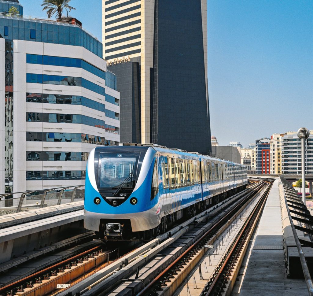 À la station DubaiHealthcare City, le train
5112 de la Ligne Bleue
entre en station.