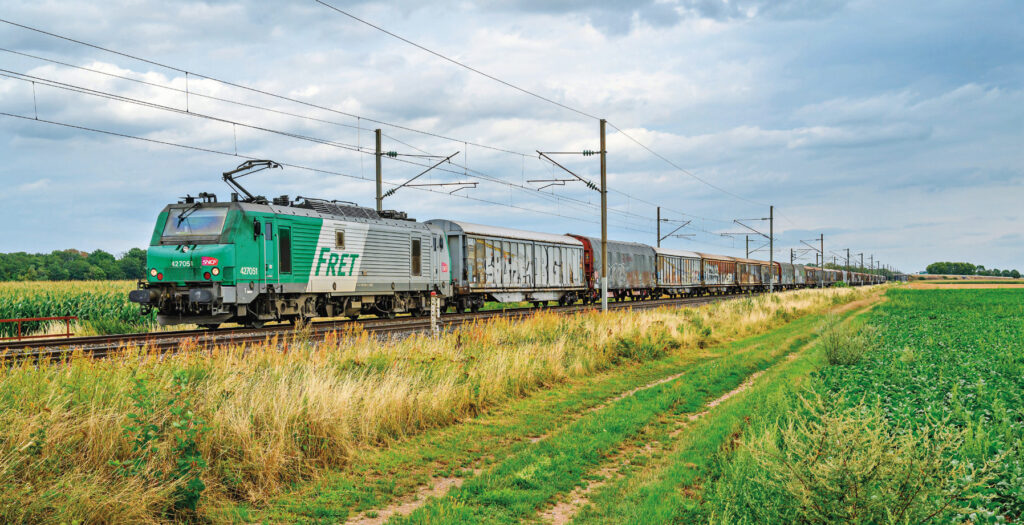 Près d’Ebersheim enAlsace, la Prima 427051
avec des wagons fermés
qui appartenaient
à l’ex-Fret SNCF.