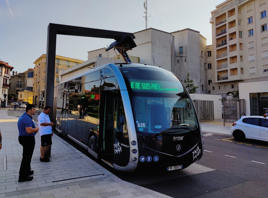 Un TramBus Irizar du réseau Txik Txak, ici à Biarritz en juin 2023. © Y. G.