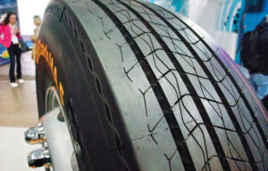 Pour comparaison, la bande de roulement du pneu de même génération, mais conçu pour les autocars. (4) © Philippe Hérissé