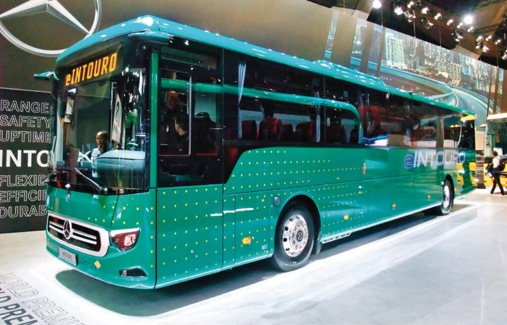 Dévoilé à Busworld, le Mercedes eIntouro électrique de série, dont l’un des packsbatteries se situe sous le plancher, en arrière du premier essieu, pour un meilleur comportement dynamique. (6) © Philippe Hérissé