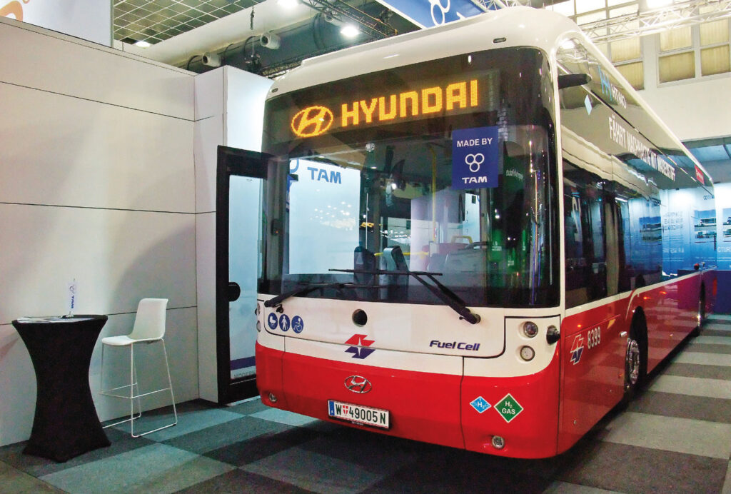 Ce nouvel Elec City FC12 à hydrogène du constructeur Sud-Coréen Hyundai, prêté par son opérateur, a déjà parcouru 3000 km en service commercial sur le réseau de Vienne, en Autriche. (12) © Philippe Hérissé