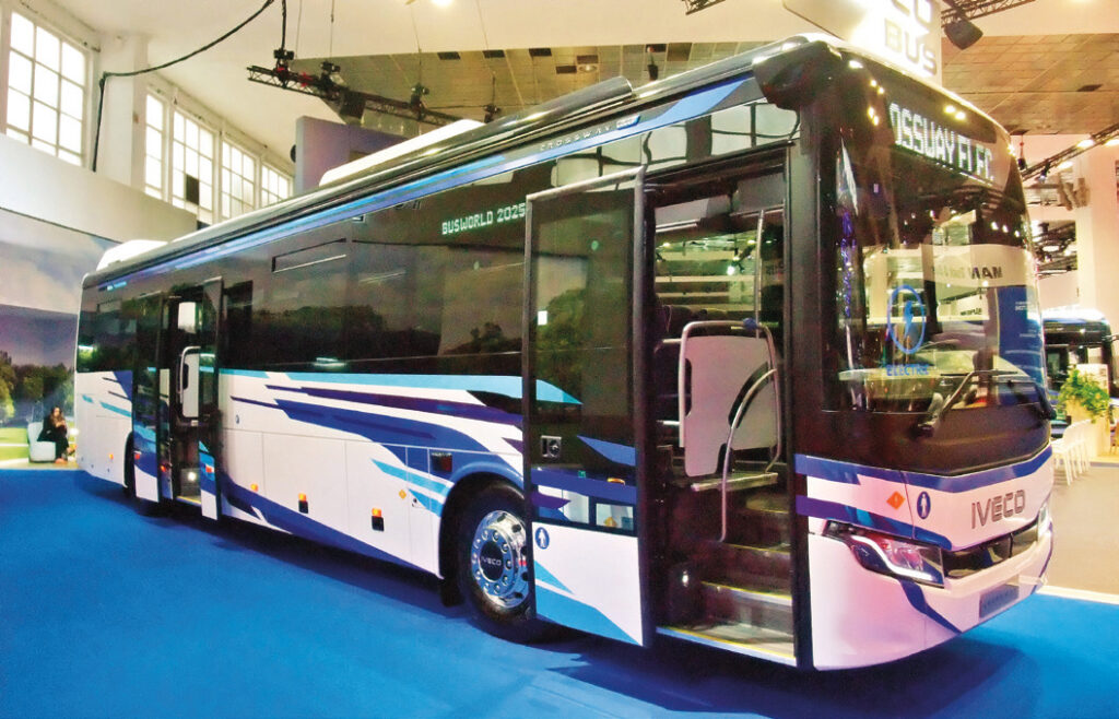 Le Crossway d’Iveco, best-seller de l’autobus interurbain, dans ses versions Elec (15) et « Low Entry » Elec (16), bénéficient de la dernière technologie de batteries à haute densité énergétique. © Philippe Hérissé
