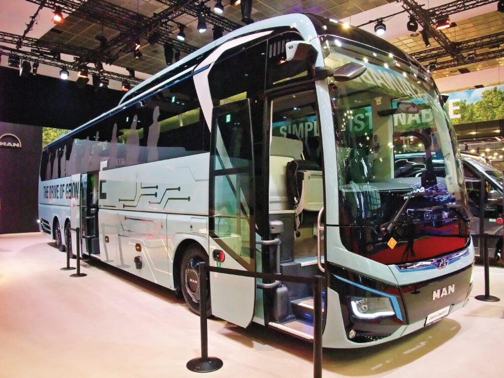 Autre première mondiale 24 chez MAN, l’extension de l’électromobilité à la classe 3, avec l’arrivée du très attendu Lion’s Coach 14E, tout premier autocar européen 100 % électrique. (23) © Philippe Hérissé