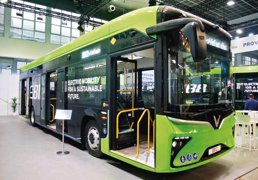 L’autobus standard de 12 m à batteries EB12 de VinFast, désormais homologué pour l’Europe, est annoncé dans une fourchette de prix autour des 400000 €. (28) © Philippe Hérissé