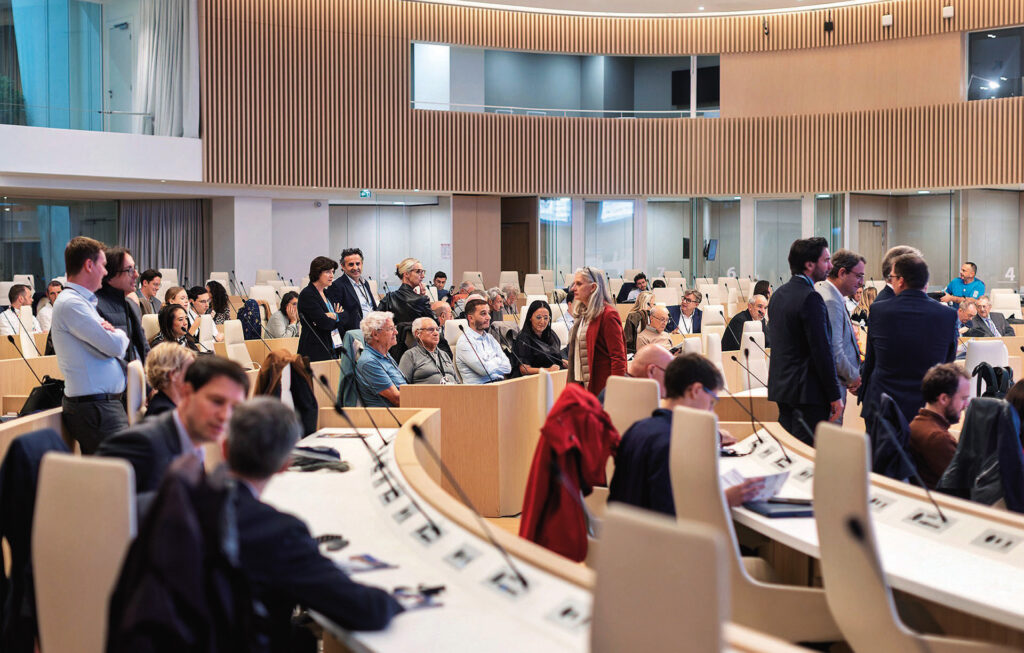 Ouverture à la concurrence : le nouveau visage du transport public francilien 1 Le public avant laconférence, dans la salle plénière du Conseil régional.