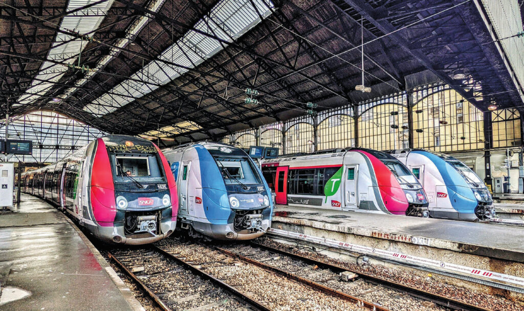Ouverture à la concurrence : le nouveau visage du transport public francilien 2 Des rames en livréeCarmillon et Île-de- France Mobilités à Paris-Saint-Lazare.