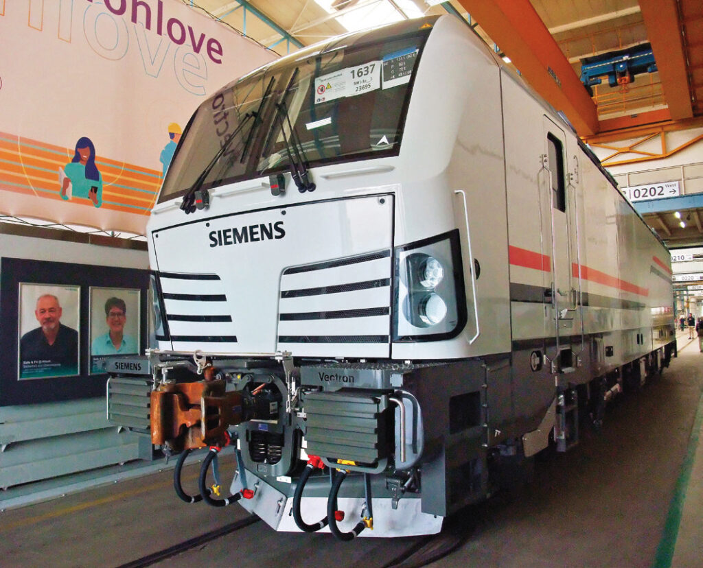 Siemens Mobility dévoile une gigafactory à locomotives 24 En livrée blanche,l’une des 41 Vectron
pour service fret de
la commande-record
des Chemins de fer
égyptiens.