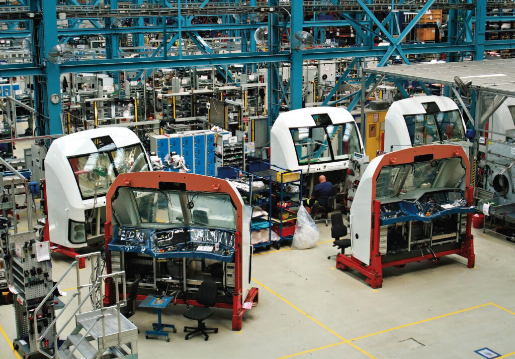 Siemens Mobility dévoile une gigafactory à locomotives 25 Les modules d’extrémitéfrontale, facilement
interchangeables en
cas de choc, réunissent
le masque avant et le
pupitre de conduite.