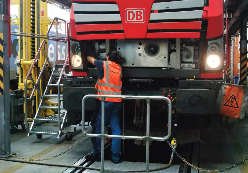 Siemens Mobility dévoile une gigafactory à locomotives 26 Avec ses nouvellesinstallations, le Rail
Service Center d’Allach
pourra traiter, en grand
entretien, 80 engins
par an.