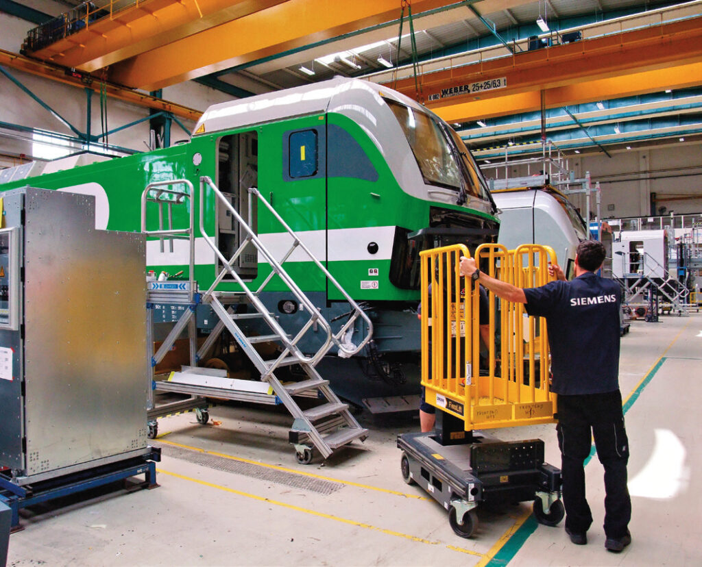Siemens Mobility dévoile une gigafactory à locomotives 14 Dans sa livrée vertecaractéristique, une
Vectron de la série Sr3
des Chemins de fer
finlandais (VR), pour
services voyageurs
et fret.