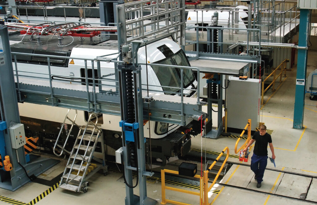 Siemens Mobility dévoile une gigafactory à locomotives 18 Sur cette étape dela chaîne d’assemblage,
un système de
passerelles mobiles
assure un accès aisé
aux parties hautes des
engins.