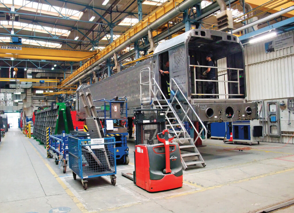 Siemens Mobility dévoile une gigafactory à locomotives 19 Tout aura commencépar la fabrication
du chaudron de la
locomotive, lui-même de
conception modulaire,
avec un module de
cabine rapporté et ici
déjà fixé