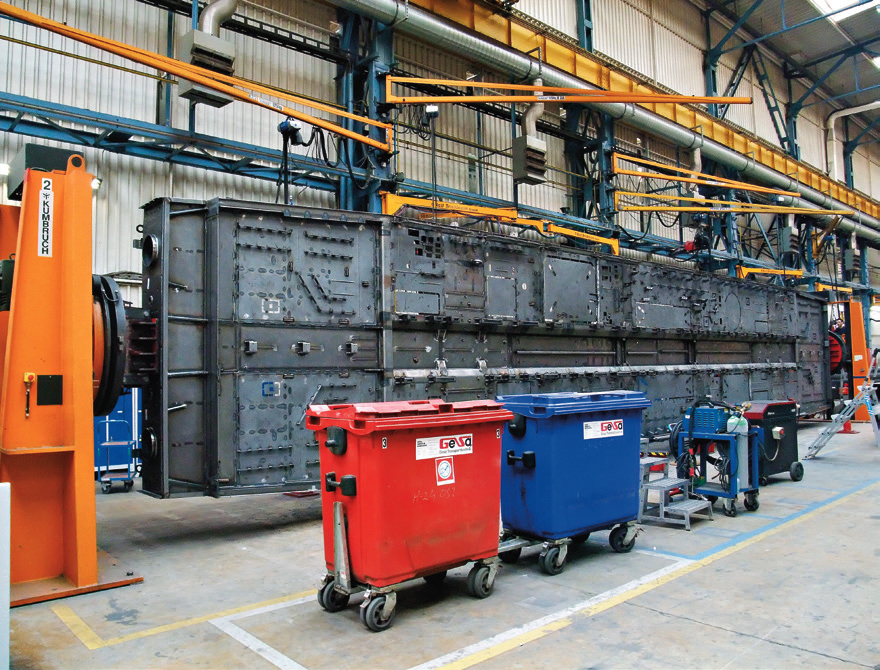 Siemens Mobility dévoile une gigafactory à locomotives 21 Pour faciliter saréalisation, le châssis de
la locomotive est tourné
perpendiculairement
au sol.