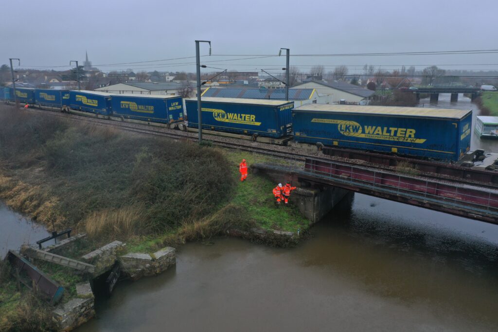 Le trafic entre Cherbourg et Caen pourrait reprendre dans deux mois 8 Train combine deraillement Carentan. © SNCF Reseau