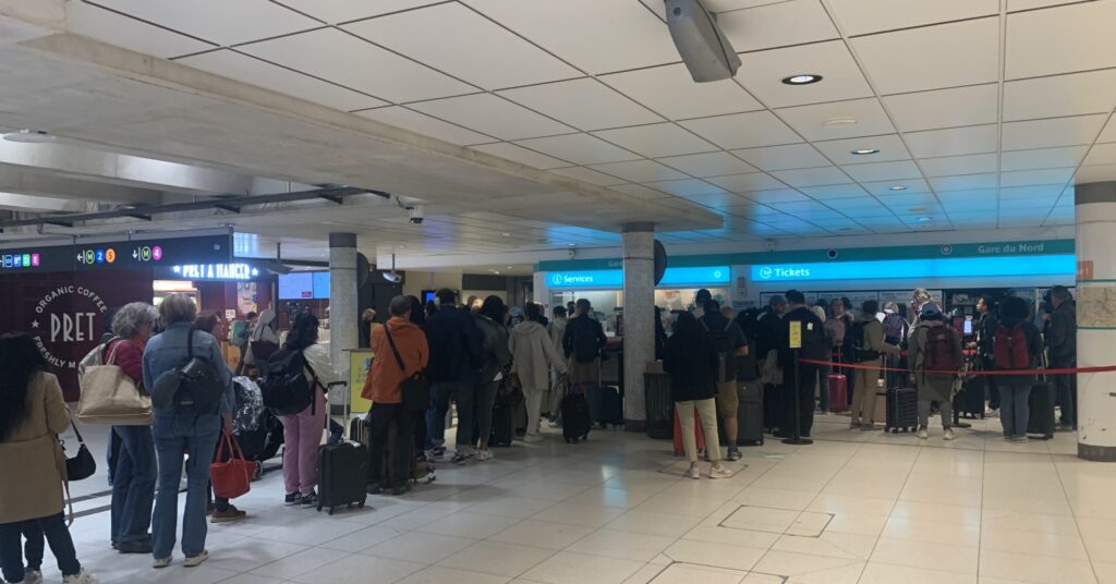 Les tarifs des transports publics pourraient augmenter... seulement si les élus locaux le veulent 1 File d'attente usagers à un guichet RATP