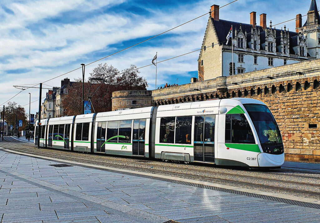 Nantes Un tramway de la ligne 1 à proximité du château des Ducs de Bretagne