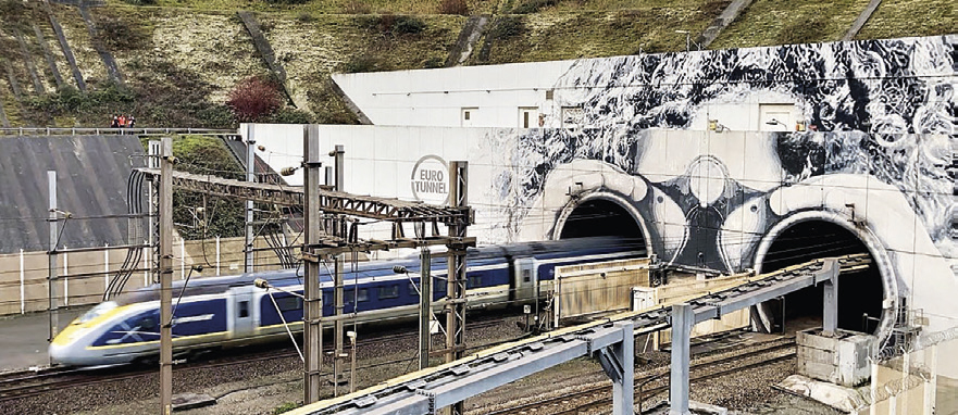 Un Eurostar pour Londres entre dans le tunnel sous la Manche.