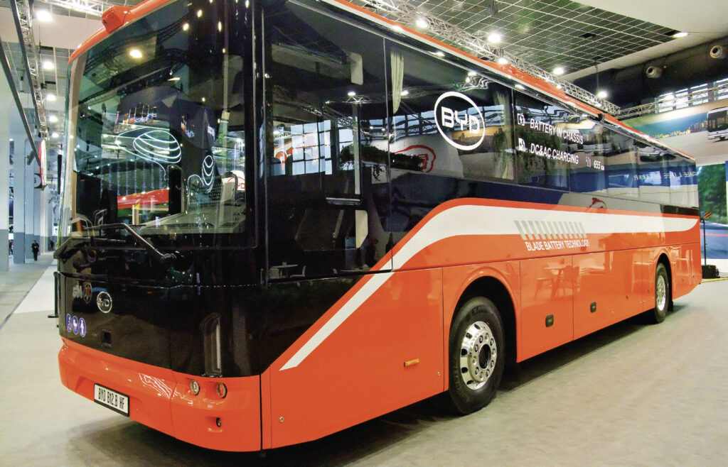 Bus électriques : l'offensive chinoise qui a rebattu les cartes en Europe 1 Le B12.b HF du ChinoisBYD utilise des batteries
LFP extra-plates
développées par le
constructeur.