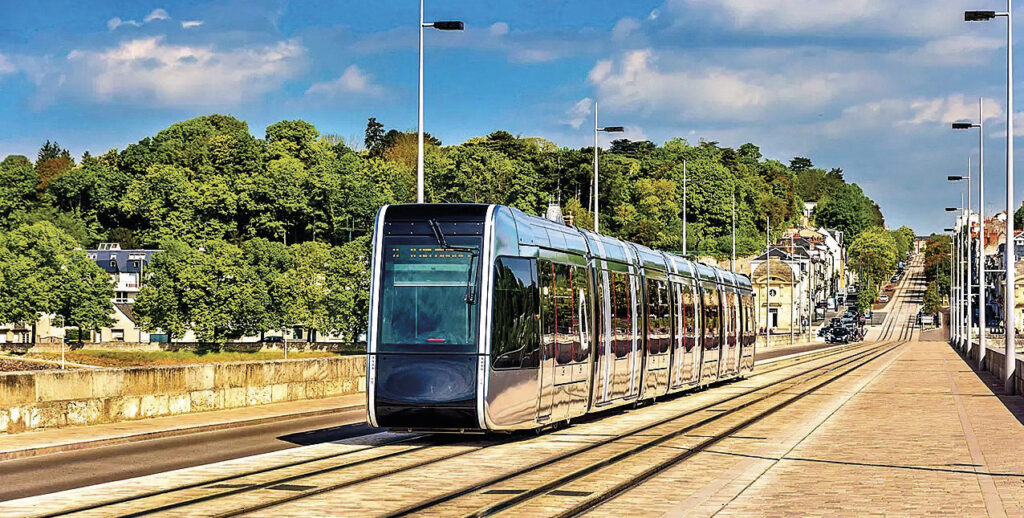 Tramway sur le PontWilson à Tours.
