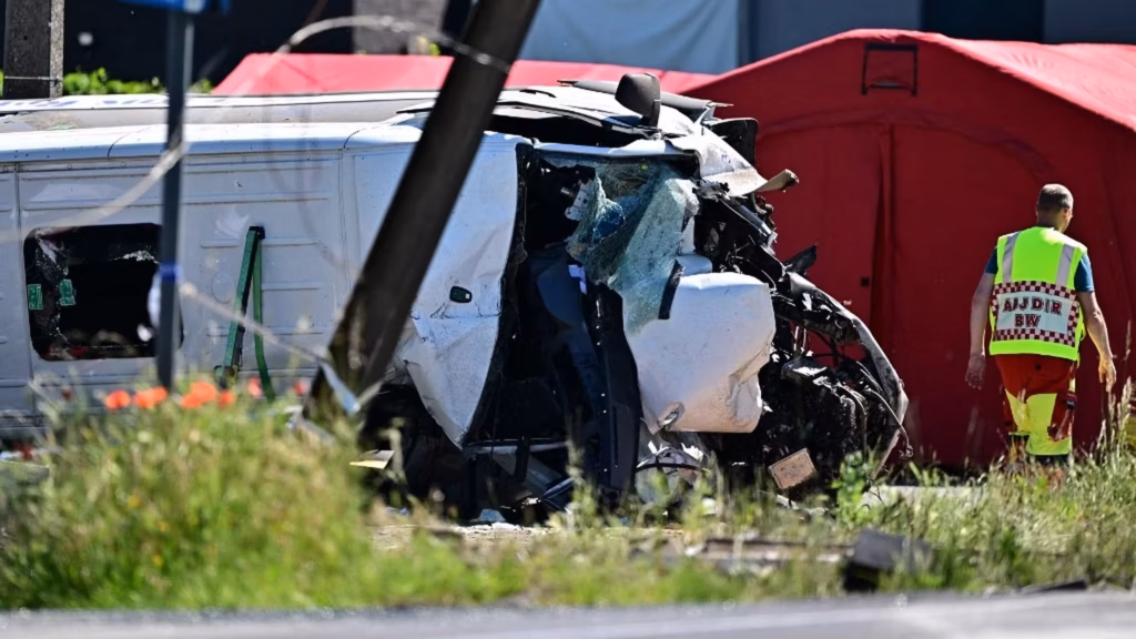 Au moins quatre morts après une collision entre un minibus scolaire et un train à un passage à niveau en Belgique