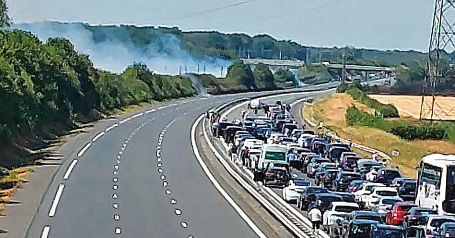 L’autoroute A5 a été fermée en raison de l’incendie. Au fond, on aperçoit les fumées de l’incendie au bord de la LGV.
