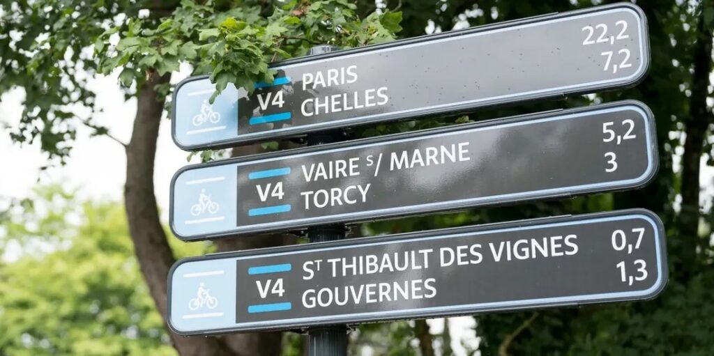 Un plan pour supprimer les obstacles sur le réseau cyclable francilien 3 panneaux de signalisation sur le r seaux v lo ile de france1789163769635